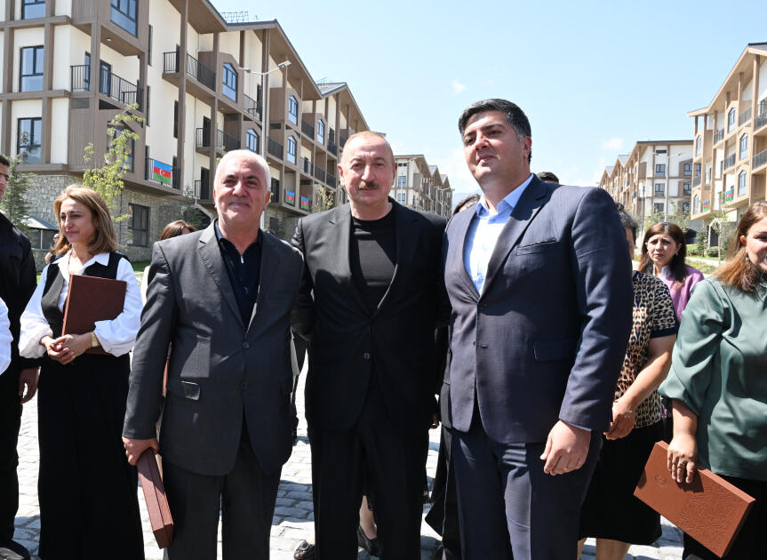 Prezident İlham Əliyev və Birinci xanım Mehriban Əliyevanın Kəlbəcər şəhərinin sakinləri ilə səmimi söhbəti