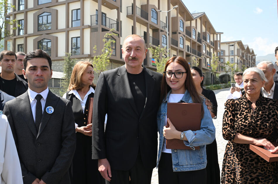 Prezident İlham Əliyev və Birinci xanım Mehriban Əliyevanın Kəlbəcər şəhərinin sakinləri ilə səmimi söhbəti