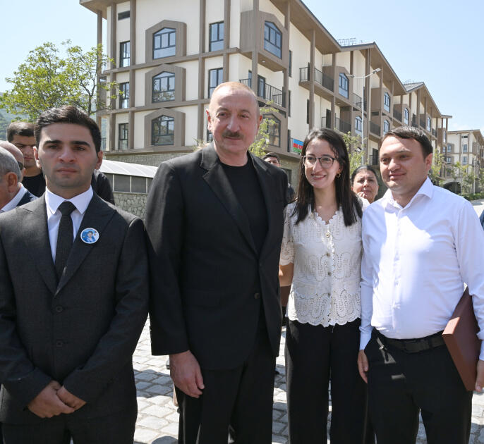 Prezident İlham Əliyev və Birinci xanım Mehriban Əliyevanın Kəlbəcər şəhərinin sakinləri ilə səmimi söhbəti
