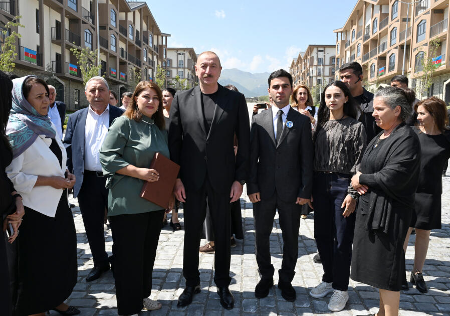Prezident İlham Əliyev və Birinci xanım Mehriban Əliyevanın Kəlbəcər şəhərinin sakinləri ilə səmimi söhbəti