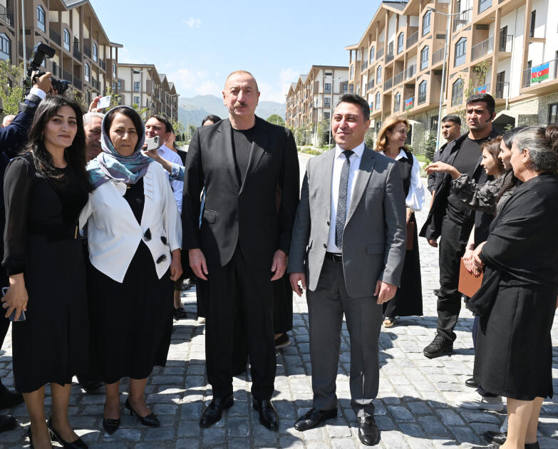 Prezident İlham Əliyev və Birinci xanım Mehriban Əliyevanın Kəlbəcər şəhərinin sakinləri ilə səmimi söhbəti