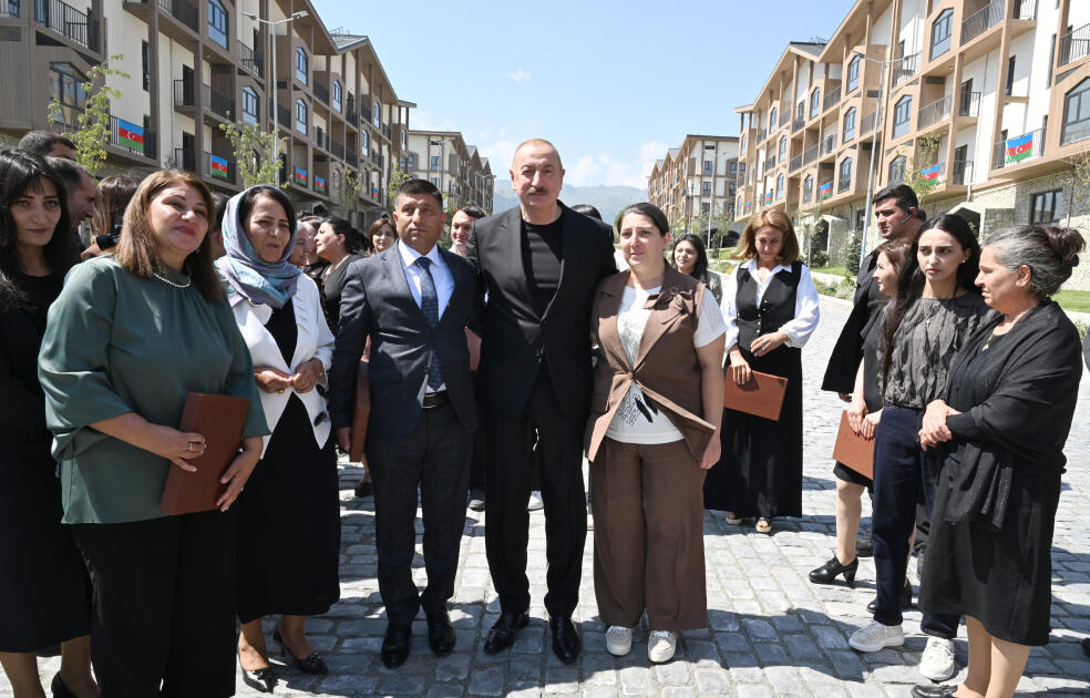 Prezident İlham Əliyev və Birinci xanım Mehriban Əliyevanın Kəlbəcər şəhərinin sakinləri ilə səmimi söhbəti