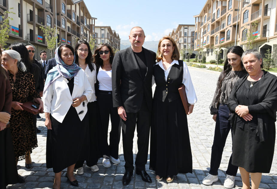 Prezident İlham Əliyev və Birinci xanım Mehriban Əliyevanın Kəlbəcər şəhərinin sakinləri ilə səmimi söhbəti