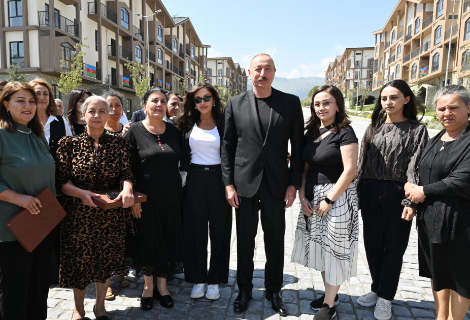 Prezident İlham Əliyev və Birinci xanım Mehriban Əliyevanın Kəlbəcər şəhərinin sakinləri ilə səmimi söhbəti
