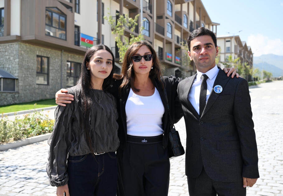 Prezident İlham Əliyev və Birinci xanım Mehriban Əliyevanın Kəlbəcər şəhərinin sakinləri ilə səmimi söhbəti
