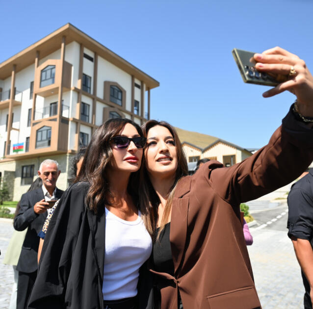 Prezident İlham Əliyev və Birinci xanım Mehriban Əliyevanın Kəlbəcər şəhərinin sakinləri ilə səmimi söhbəti
