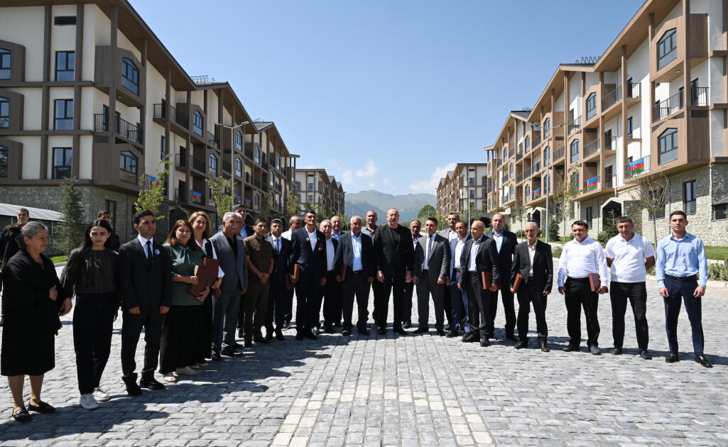 Prezident İlham Əliyev və Birinci xanım Mehriban Əliyevanın Kəlbəcər şəhərinin sakinləri ilə səmimi söhbəti