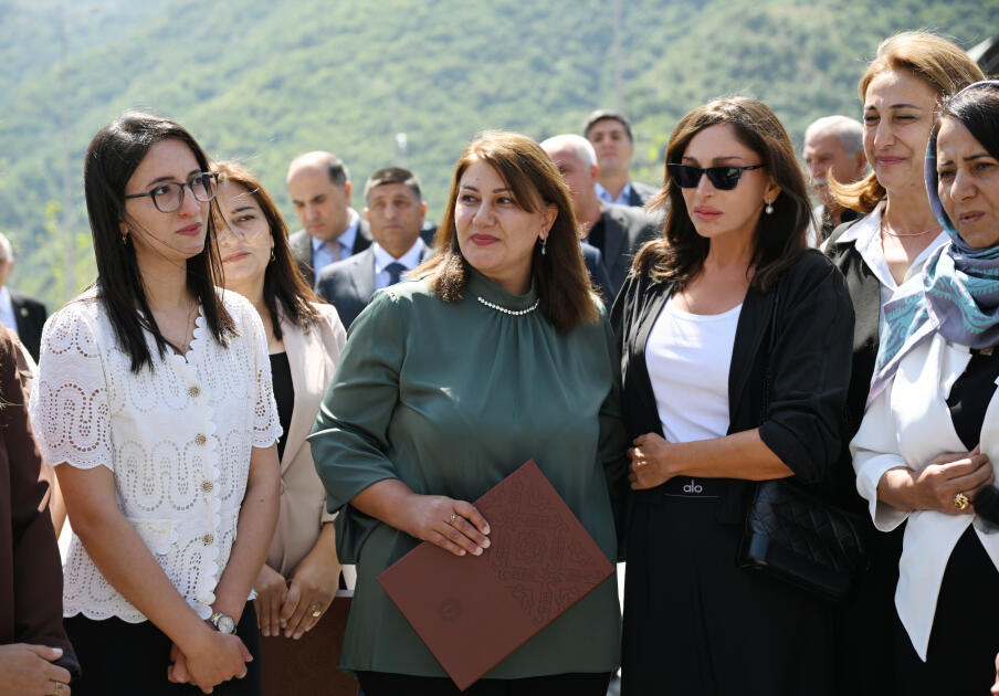 Prezident İlham Əliyev və Birinci xanım Mehriban Əliyevanın Kəlbəcər şəhərinin sakinləri ilə səmimi söhbəti