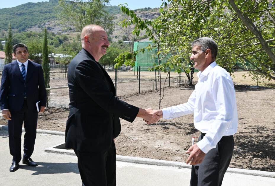 Prezidenti İlham Əliyev və Birinci xanım Mehriban Əliyeva Ağdərənin Kolatağ kəndində fərdi evlərin və infrastrukturun bərpası sahəsində görülən işlərlə tanış olublar