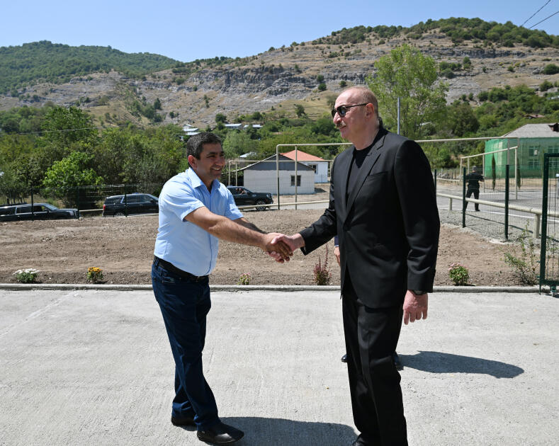 Prezidenti İlham Əliyev və Birinci xanım Mehriban Əliyeva Ağdərənin Kolatağ kəndində fərdi evlərin və infrastrukturun bərpası sahəsində görülən işlərlə tanış olublar