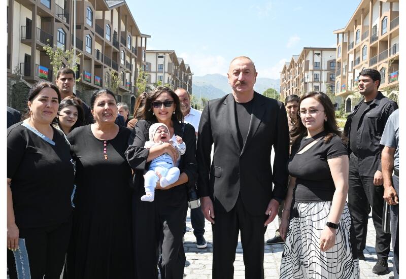 Prezident İlham Əliyev və Birinci xanım Mehriban Əliyevanın Kəlbəcər şəhərinin sakinləri ilə səmimi söhbəti