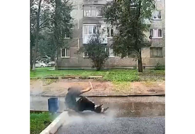 Взрыв пивной кеги под мужчиной попал на видео