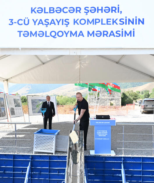 Prezident İlham Əliyev Kəlbəcər şəhərində 3-cü yaşayış kompleksinin təməlini qoyub