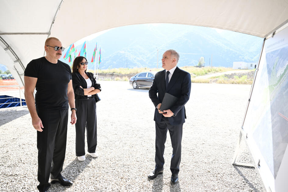 Президент Ильхам Алиев и Первая леди Мехрибан Алиева приняли участие в церемонии закладки фундамента 4-го жилого комплекса в городе Кяльбаджар