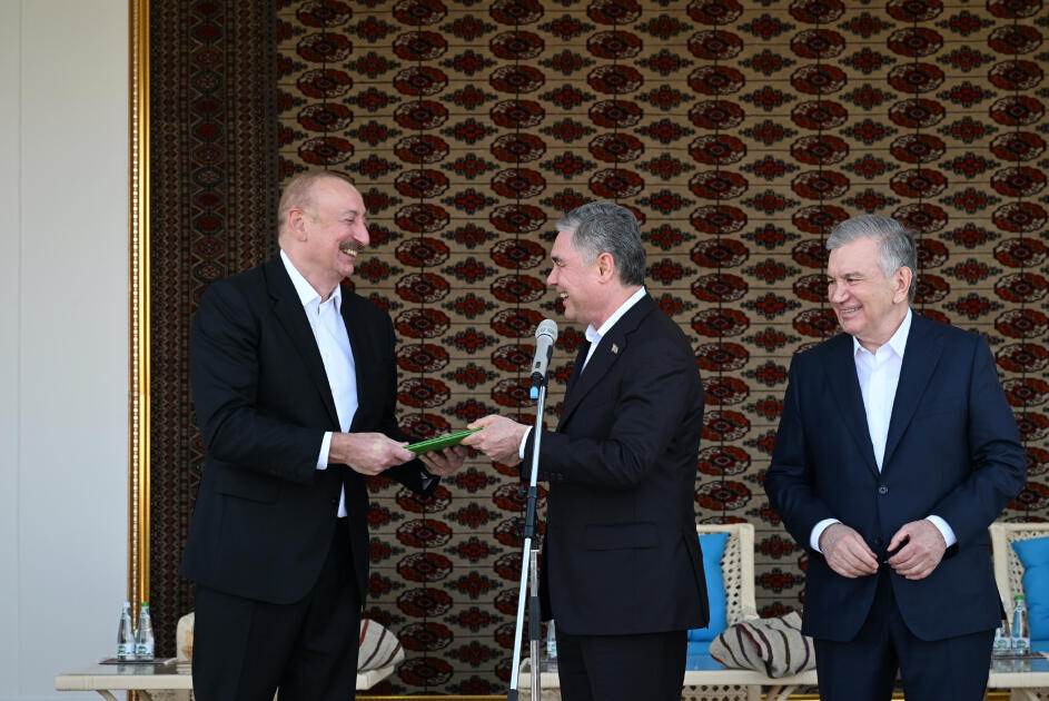 Президенту Ильхаму Алиеву преподнесен в дар ахалтекинский скакун