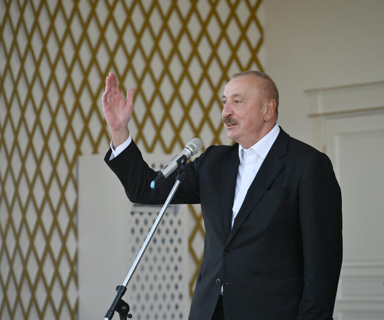 Президенту Ильхаму Алиеву преподнесен в дар ахалтекинский скакун