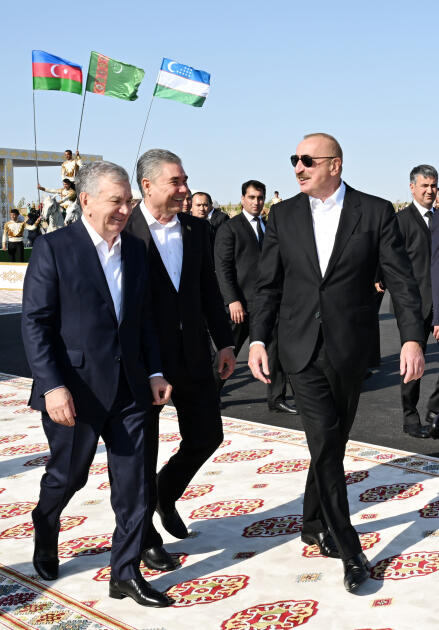 Президенту Ильхаму Алиеву преподнесен в дар ахалтекинский скакун