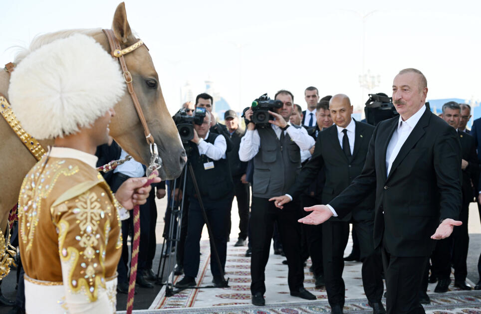 Prezident İlham Əliyevə “Axaltəkə” atı hədiyyə edilib