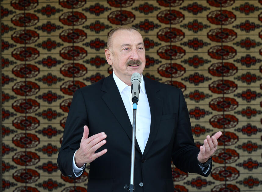 Prezident İlham Əliyevə “Axaltəkə” atı hədiyyə edilib