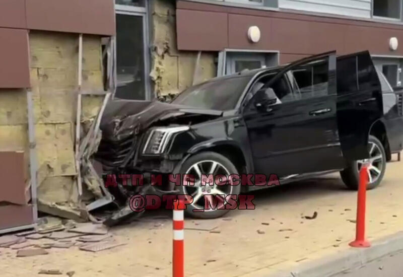 В Москве автомобиль врезался в здание