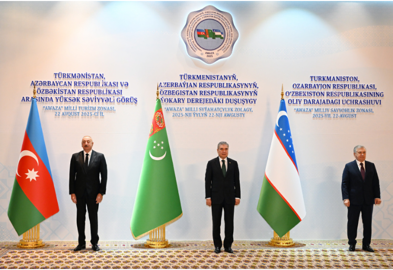 Türkmənbaşı şəhərində Prezidenti İlham Əliyev, Qurbanqulu Berdiməhəmmədov və Şavkat Mirziyoyev arasında yüksəksəviyyəli görüş keçirilib