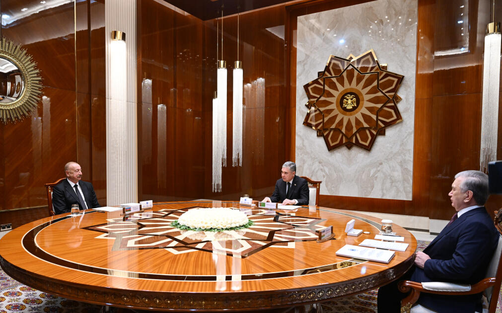 Türkmənbaşı şəhərində Prezidenti İlham Əliyev, Qurbanqulu Berdiməhəmmədov və Şavkat Mirziyoyev arasında yüksəksəviyyəli görüş keçirilib