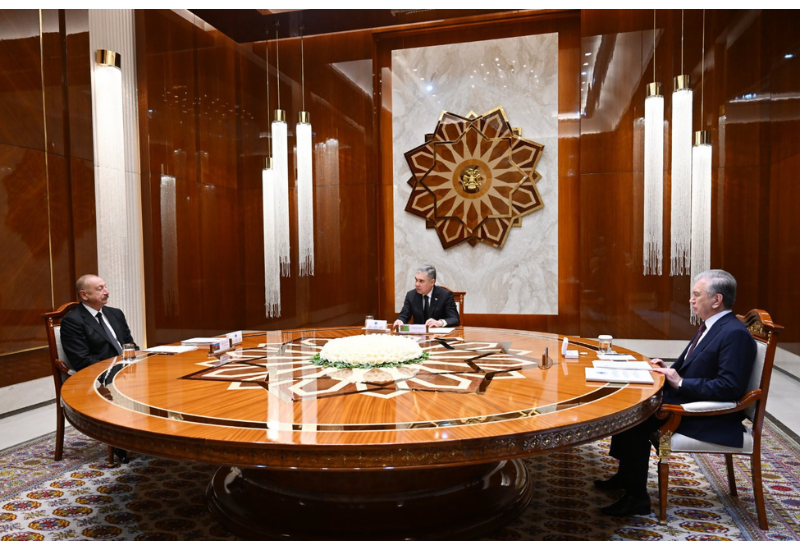 Prezident İlham Əliyev, Türkmənistan Xalq Məsləhətinin sədri Qurbanqulu Berdiməhəmmədov və Özbəkistan Prezidenti Şavkat Mirziyoyevin iştirakı ilə sənədlərin imzalanması mərasimi olub