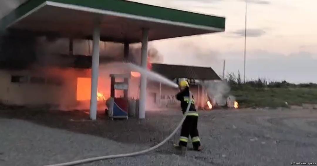 Крупный пожар на заправке в Агджабеди, есть пострадавшие