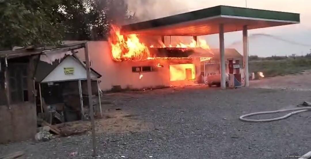 Крупный пожар на заправке в Агджабеди, есть пострадавшие