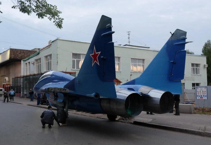 Российский МиГ врезался в столб в Ереване
