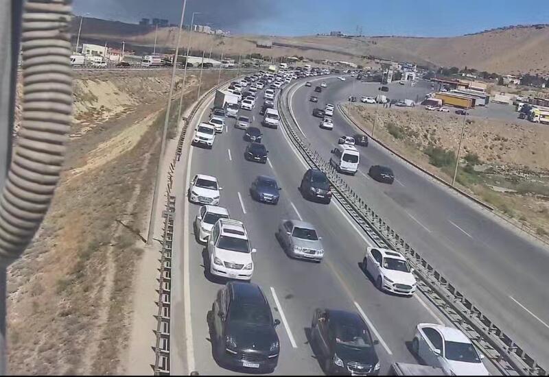 “Sədərək” ticarət mərkəzindəki yanğına görə Kənar Dairəvi yolda sıxlıq yaranıb