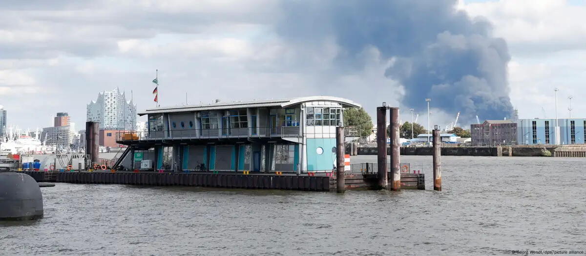 Крупный пожар произошел на складе в портовой зоне Гамбурга