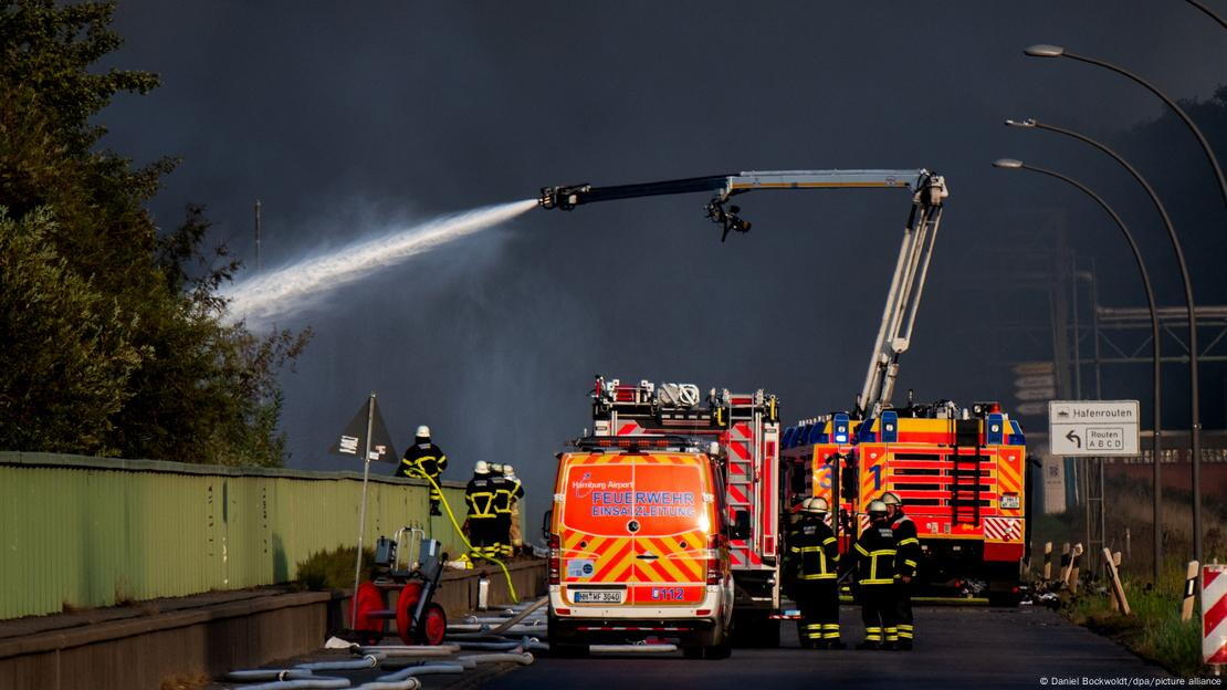 Крупный пожар произошел на складе в портовой зоне Гамбурга