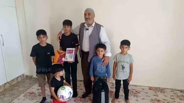 Qızıl dolu çantasını tapan uşağa görün nə hədiyyə etdi