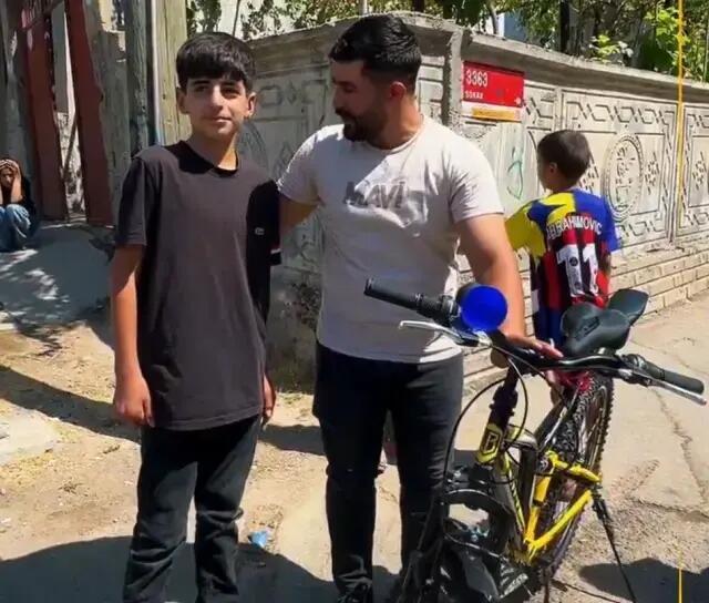 Qızıl dolu çantasını tapan uşağa görün nə hədiyyə etdi