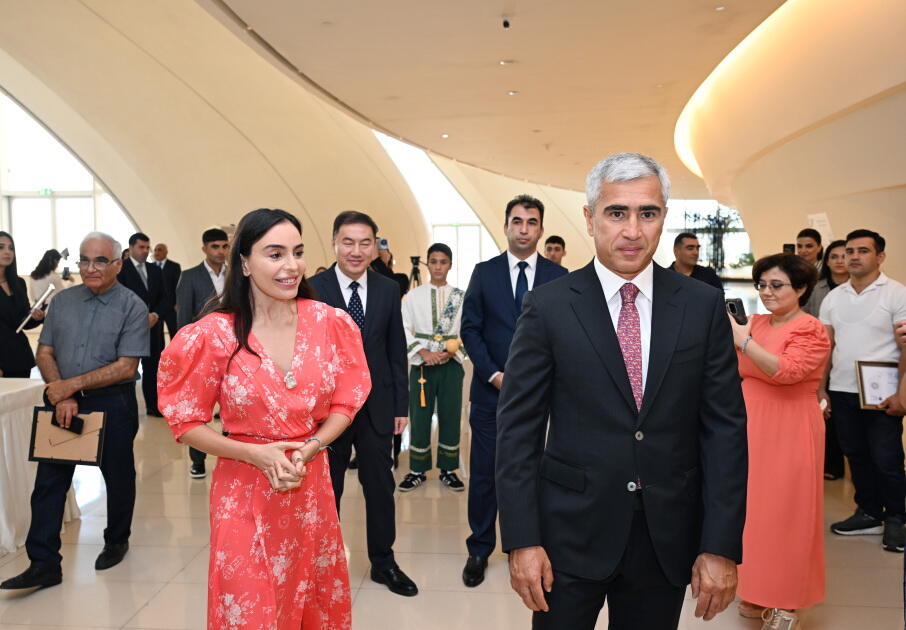 Heydər Əliyev Fondunun vitse-prezidenti Leyla Əliyeva və Arzu Əliyeva Çin dili kurslarının iştirakçılarına sertifikatlar təqdim ediblər