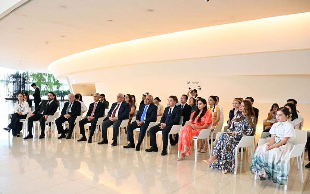 Heydər Əliyev Fondunun vitse-prezidenti Leyla Əliyeva və Arzu Əliyeva Çin dili kurslarının iştirakçılarına sertifikatlar təqdim ediblər