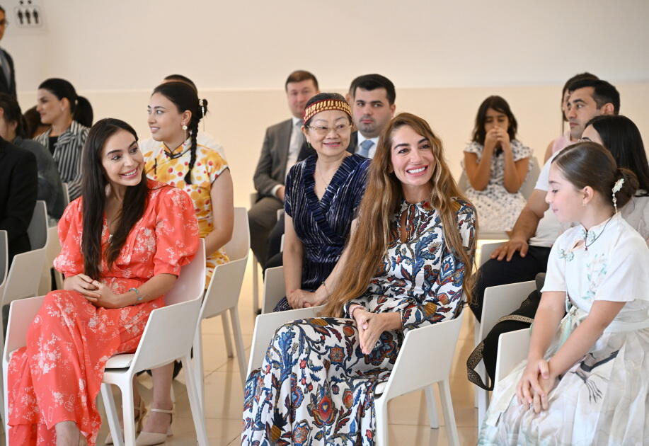 Heydər Əliyev Fondunun vitse-prezidenti Leyla Əliyeva və Arzu Əliyeva Çin dili kurslarının iştirakçılarına sertifikatlar təqdim ediblər