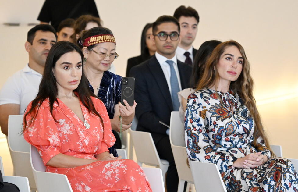 Heydər Əliyev Fondunun vitse-prezidenti Leyla Əliyeva və Arzu Əliyeva Çin dili kurslarının iştirakçılarına sertifikatlar təqdim ediblər