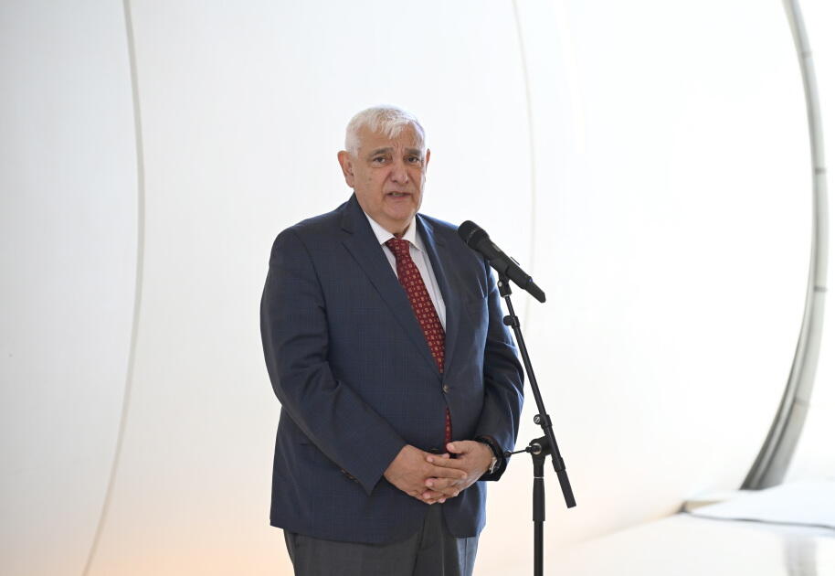 Heydər Əliyev Fondunun vitse-prezidenti Leyla Əliyeva və Arzu Əliyeva Çin dili kurslarının iştirakçılarına sertifikatlar təqdim ediblər