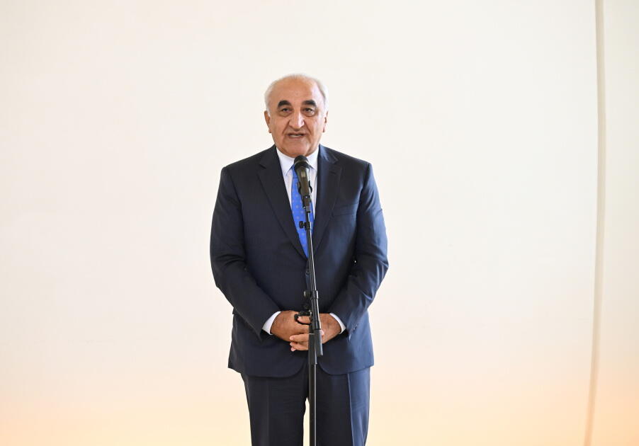 Heydər Əliyev Fondunun vitse-prezidenti Leyla Əliyeva və Arzu Əliyeva Çin dili kurslarının iştirakçılarına sertifikatlar təqdim ediblər