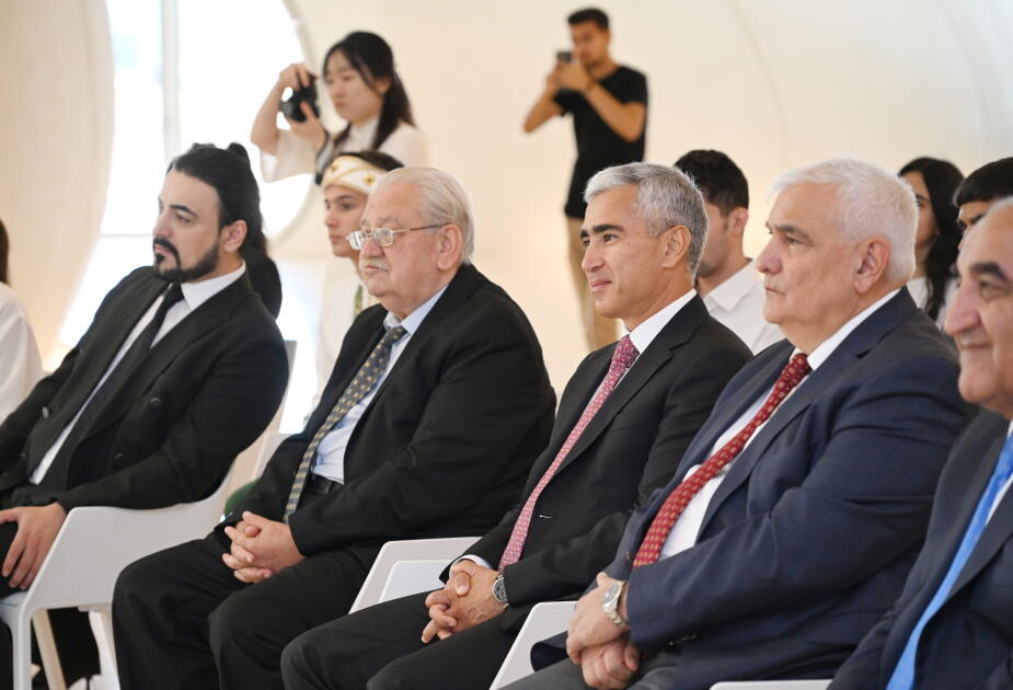Heydər Əliyev Fondunun vitse-prezidenti Leyla Əliyeva və Arzu Əliyeva Çin dili kurslarının iştirakçılarına sertifikatlar təqdim ediblər