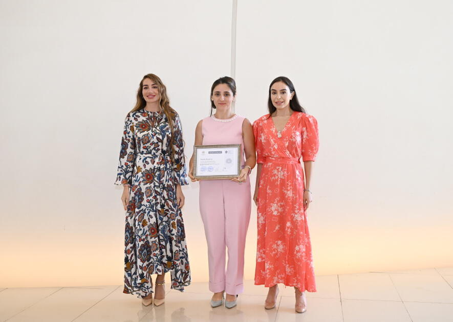 Heydər Əliyev Fondunun vitse-prezidenti Leyla Əliyeva və Arzu Əliyeva Çin dili kurslarının iştirakçılarına sertifikatlar təqdim ediblər