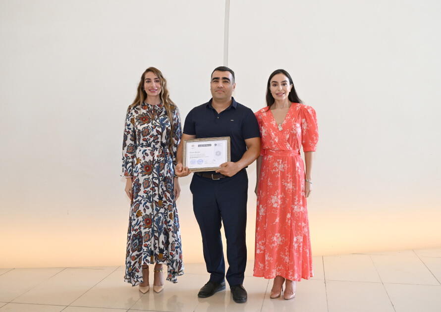 Heydər Əliyev Fondunun vitse-prezidenti Leyla Əliyeva və Arzu Əliyeva Çin dili kurslarının iştirakçılarına sertifikatlar təqdim ediblər