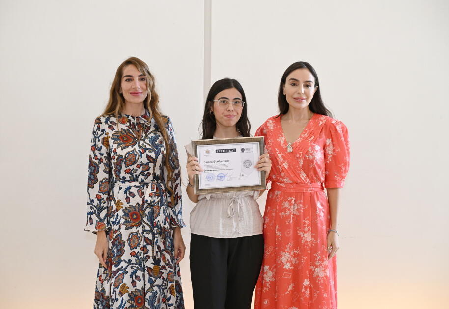 Heydər Əliyev Fondunun vitse-prezidenti Leyla Əliyeva və Arzu Əliyeva Çin dili kurslarının iştirakçılarına sertifikatlar təqdim ediblər