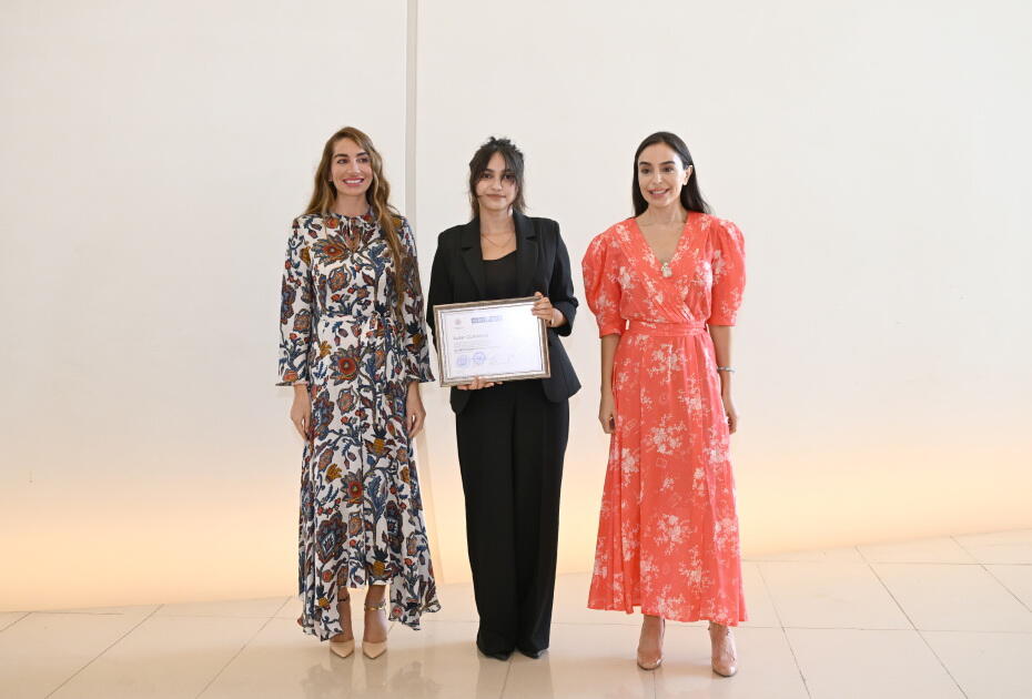 Heydər Əliyev Fondunun vitse-prezidenti Leyla Əliyeva və Arzu Əliyeva Çin dili kurslarının iştirakçılarına sertifikatlar təqdim ediblər