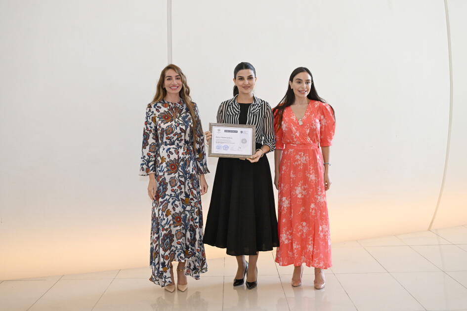 Heydər Əliyev Fondunun vitse-prezidenti Leyla Əliyeva və Arzu Əliyeva Çin dili kurslarının iştirakçılarına sertifikatlar təqdim ediblər