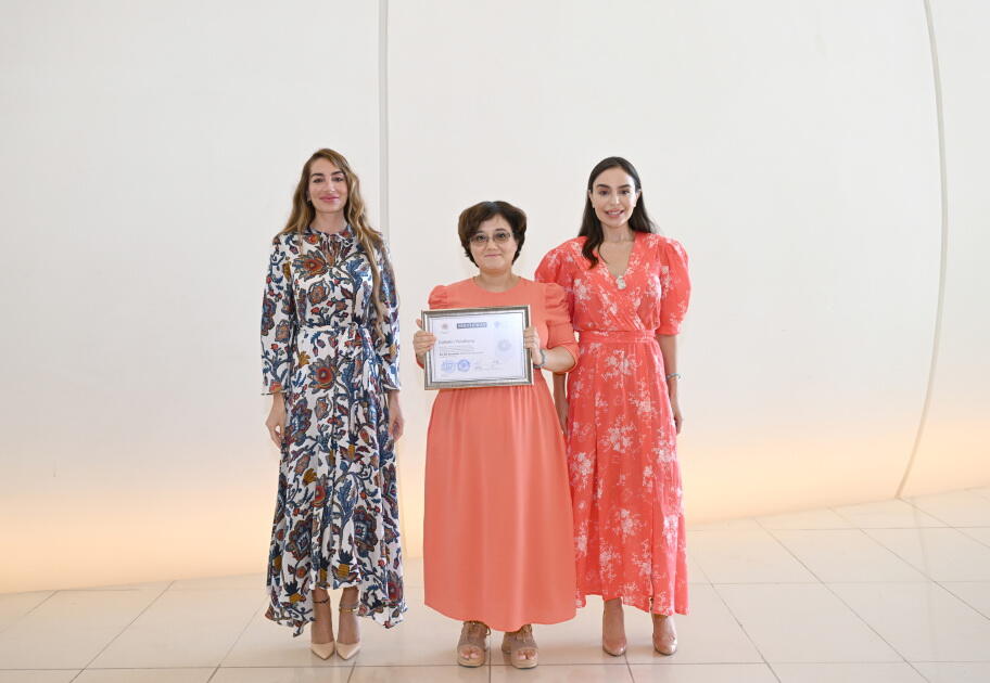 Heydər Əliyev Fondunun vitse-prezidenti Leyla Əliyeva və Arzu Əliyeva Çin dili kurslarının iştirakçılarına sertifikatlar təqdim ediblər