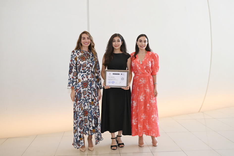 Heydər Əliyev Fondunun vitse-prezidenti Leyla Əliyeva və Arzu Əliyeva Çin dili kurslarının iştirakçılarına sertifikatlar təqdim ediblər