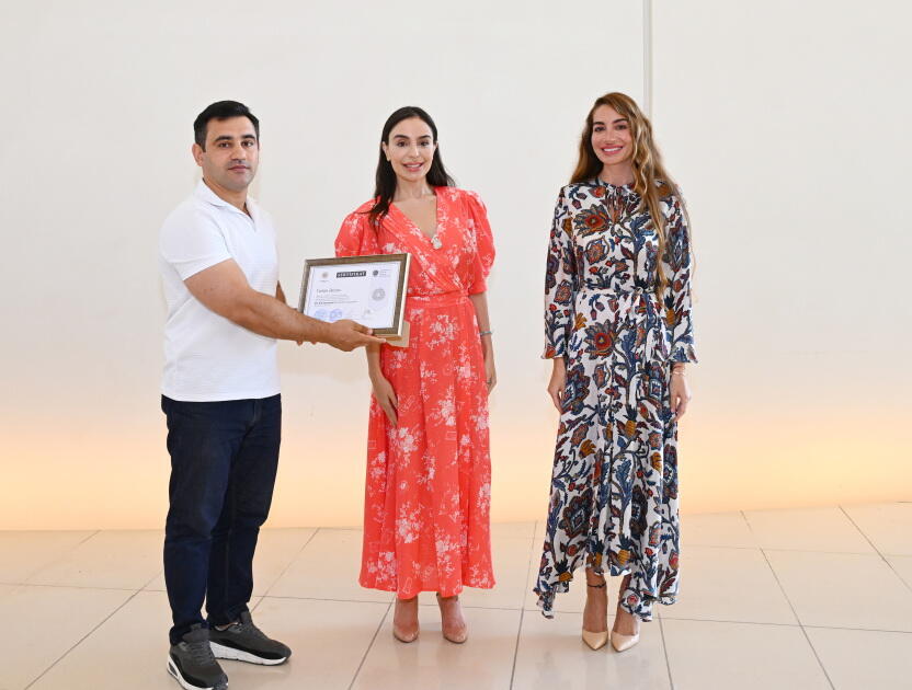 Heydər Əliyev Fondunun vitse-prezidenti Leyla Əliyeva və Arzu Əliyeva Çin dili kurslarının iştirakçılarına sertifikatlar təqdim ediblər